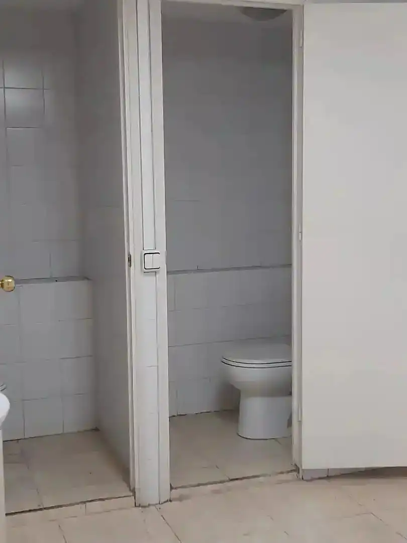 Badezimmer von Fabrikhallen zur Miete in Can Casablanques