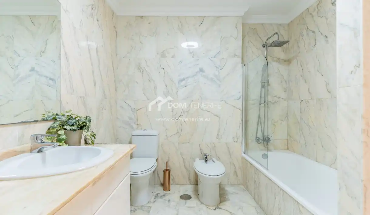 Badezimmer von Wohnung zum Verkauf in Santiago del Teide mit Terrasse, Abstellraum und Schwimmbad
