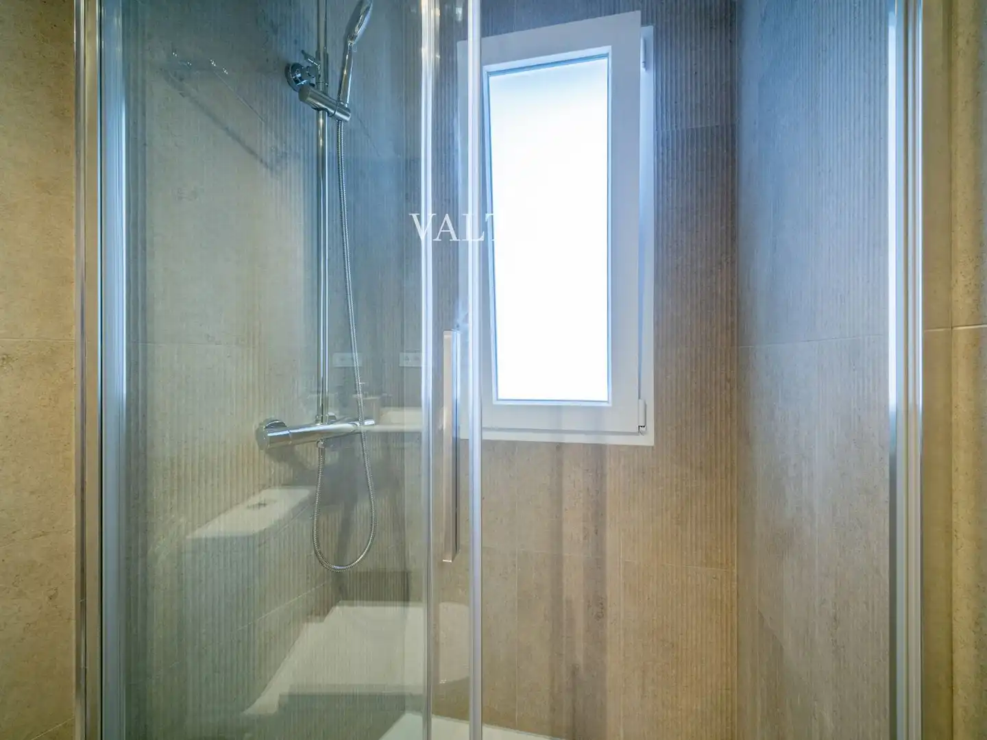 Bathroom of Flat for rent in Madrid  with Terrace and Furnished