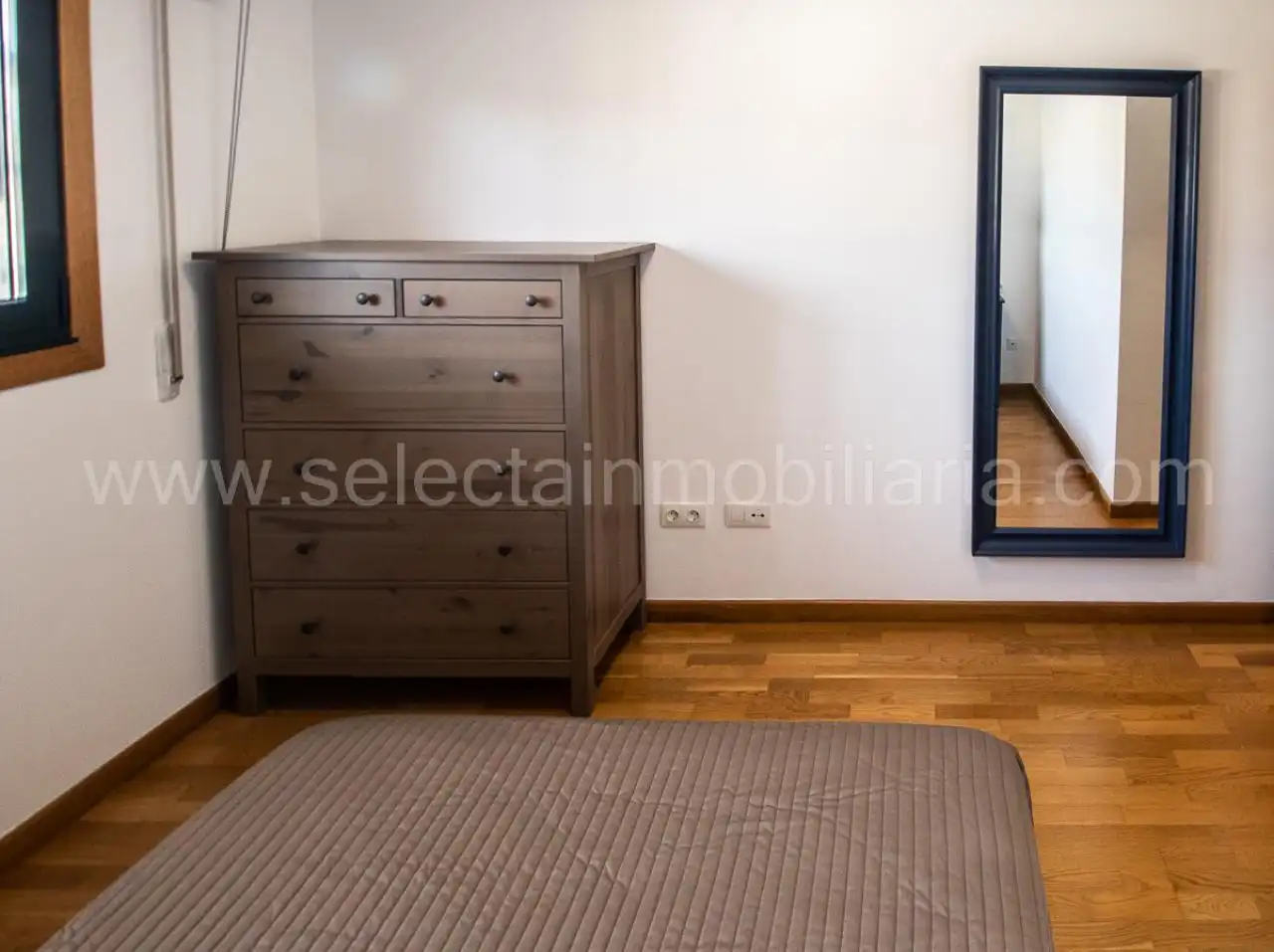 Dormitori de Apartament de lloguer en Pontevedra Capital  amb Calefacció, Traster i Moblat