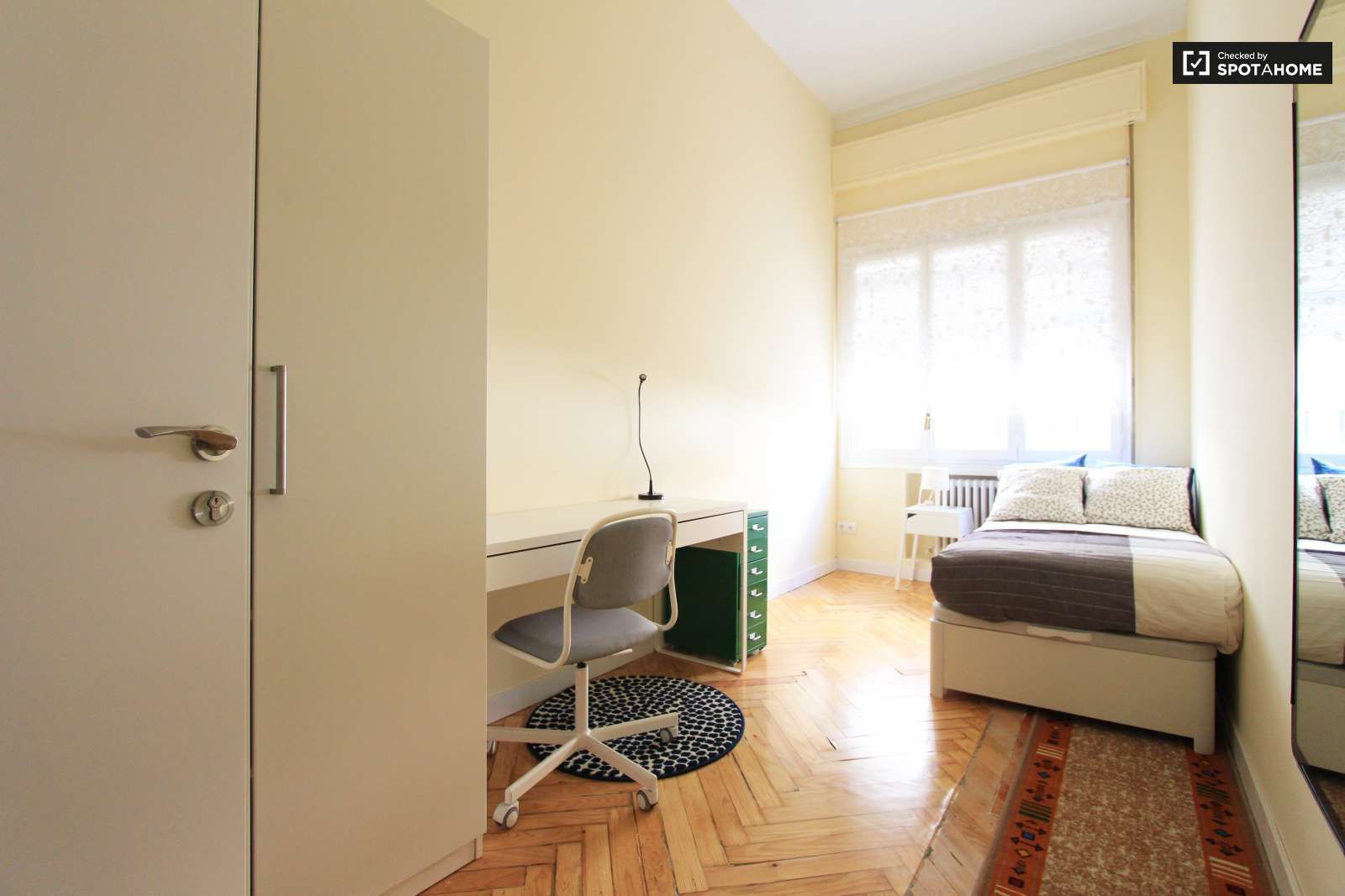 Bedroom of Flat to share in  Madrid Capital  with Air Conditioner and Terrace