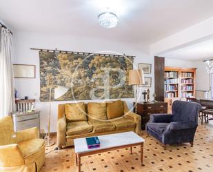 Sala d'estar de Pis en venda en  Madrid Capital amb Calefacció, Jardí privat i Terrassa