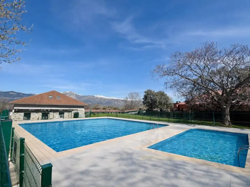 Piscina de Casa adosada en venta en Moralzarzal