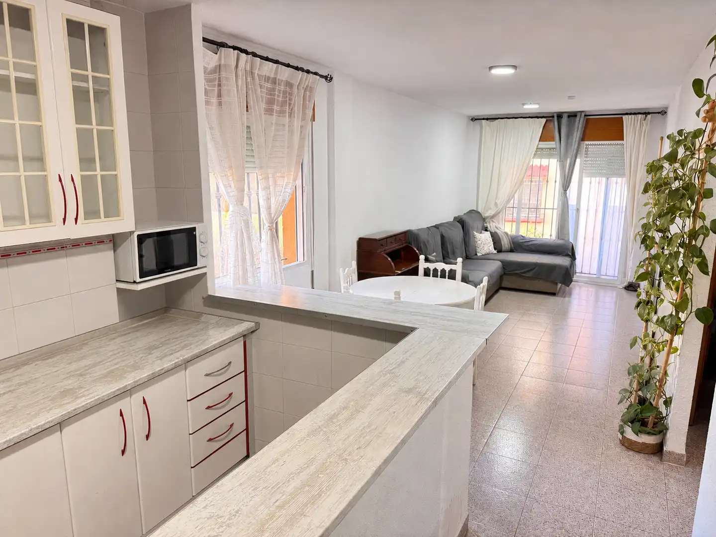 Sala de estar de Piso en venta en Roquetas de Mar con Aire acondicionado, Trastero y Piscina comunitaria