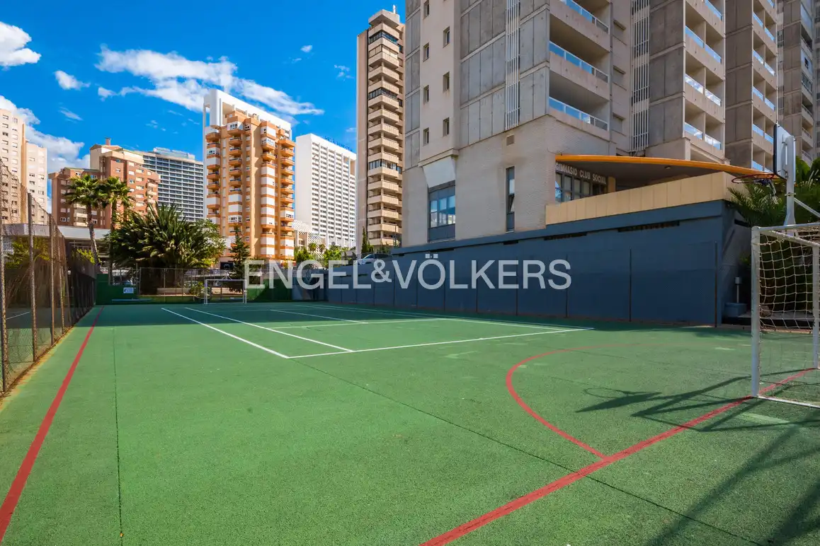 Vista exterior de Àtic en venda en Benidorm amb Aire condicionat, Jardí privat i Piscina comunitària