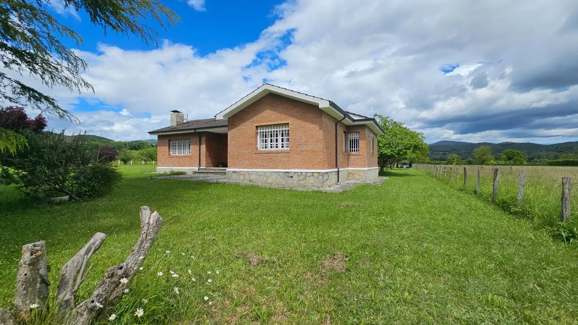 Vista exterior de Casa o xalet en venda en Valle de Mena amb Jardí privat i Terrassa