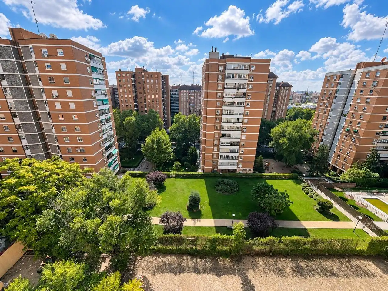 Vista exterior de Piso en venta en Madrid con Calefacción, Parquet y Terraza