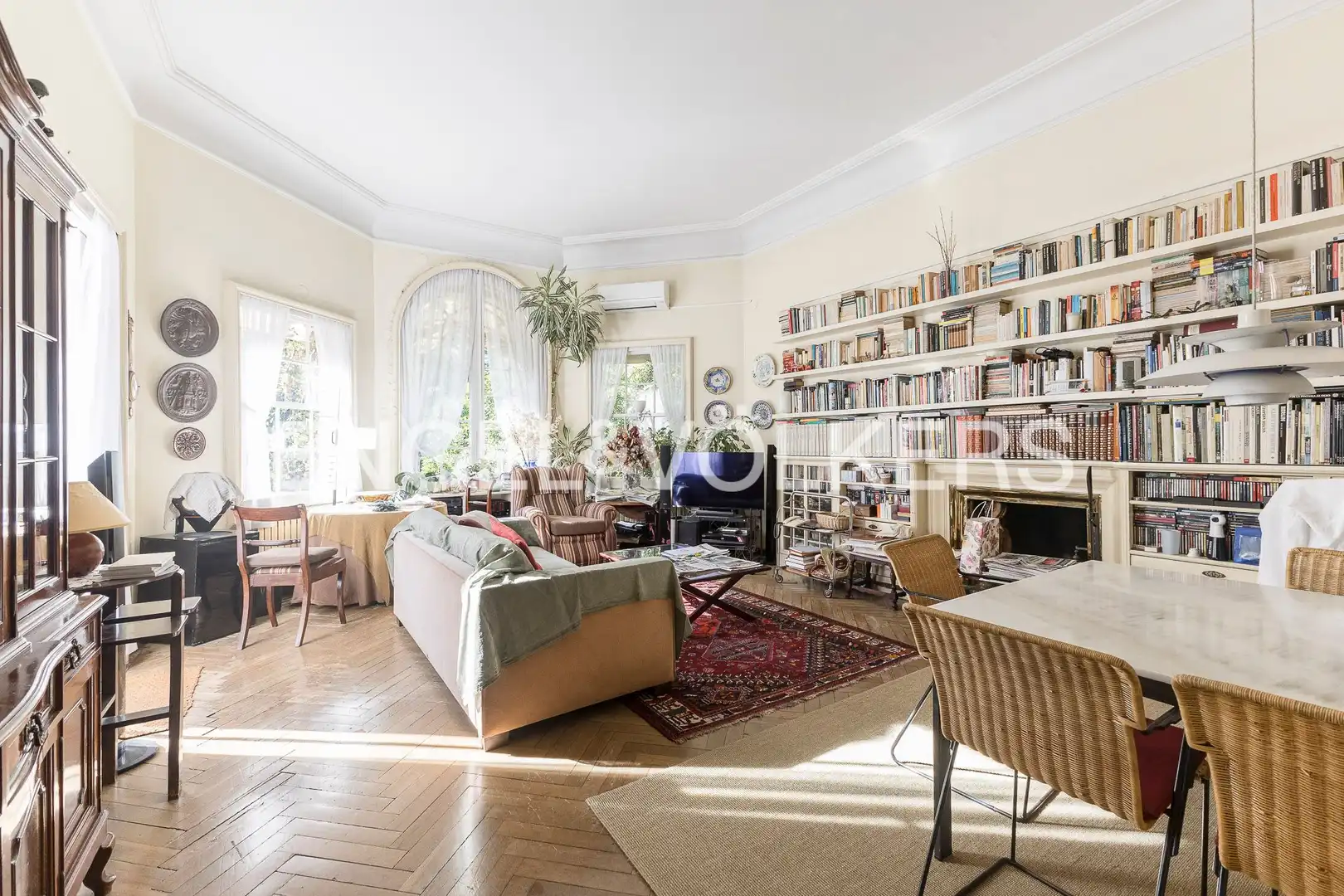 Sala d'estar de Casa o xalet en venda en Barcelona amb Calefacció, Jardí privat i Terrassa
