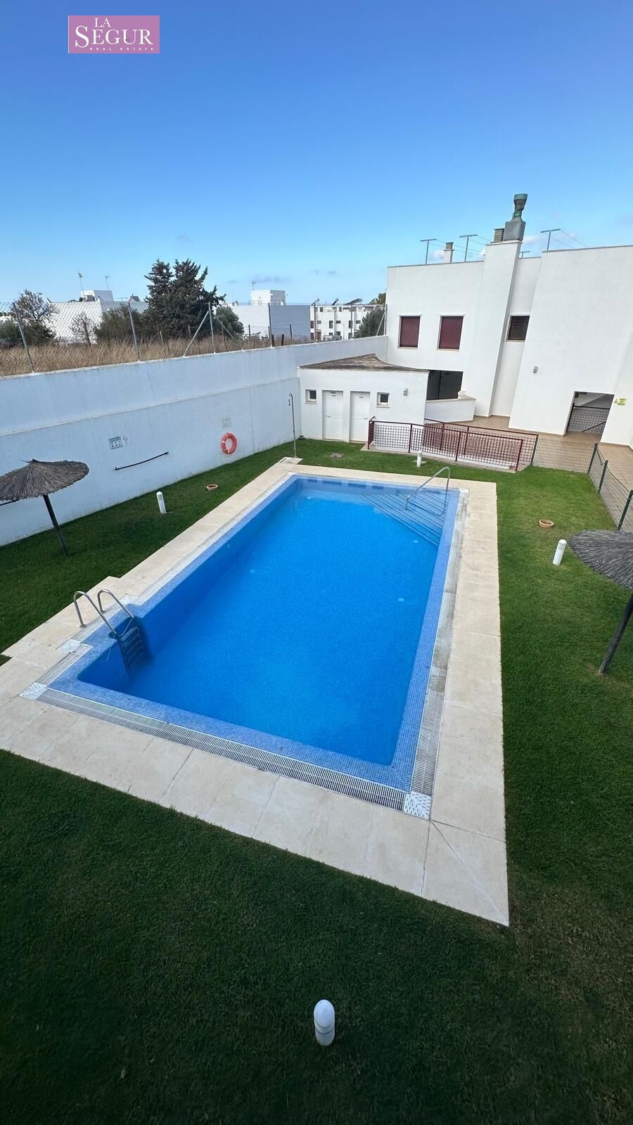 Piscina de Pis en venda en Conil de la Frontera amb Aire condicionat, Jardí privat i Traster