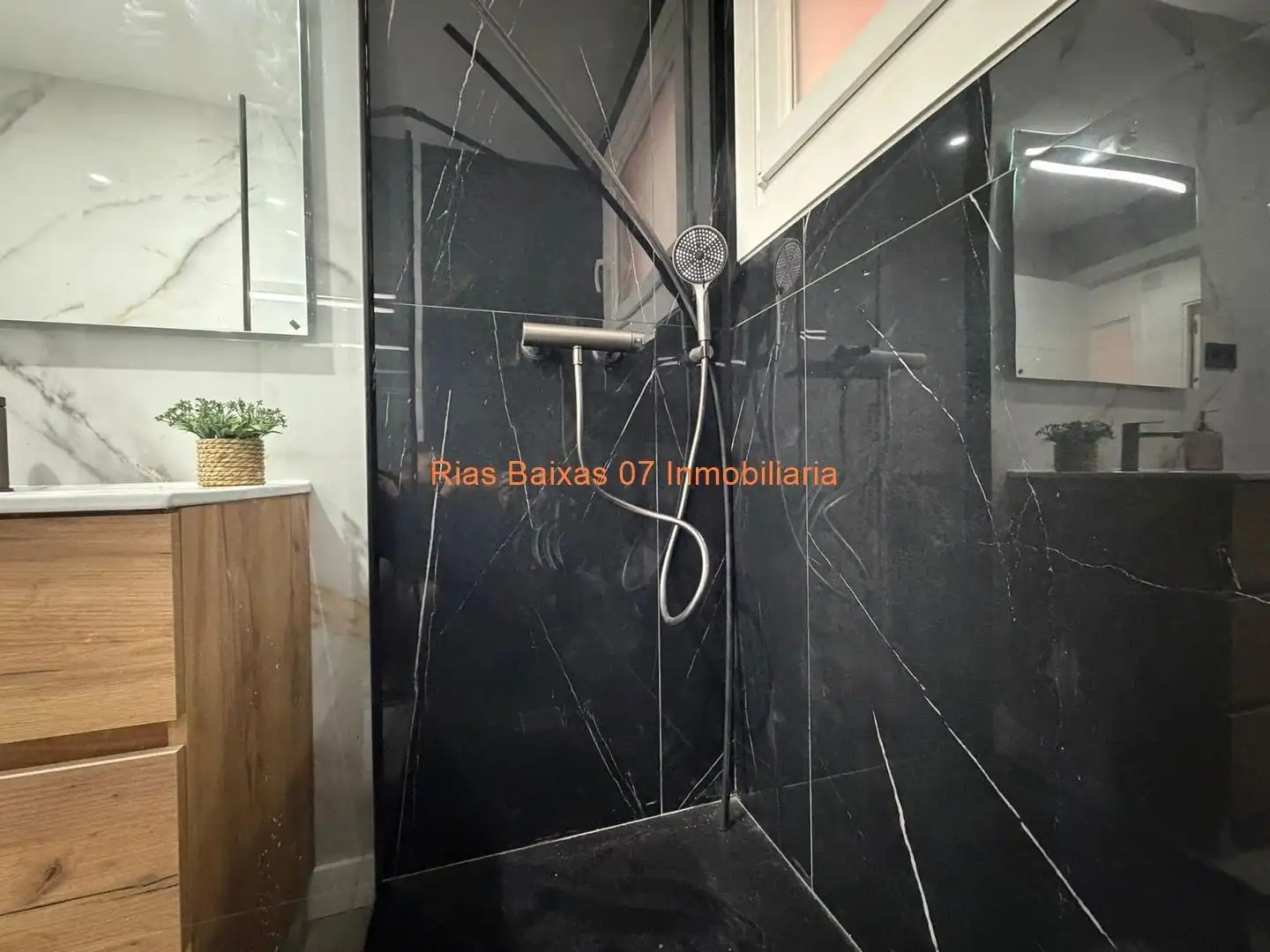 Baño de Piso en venta en Vigo  con Calefacción, Terraza y Trastero