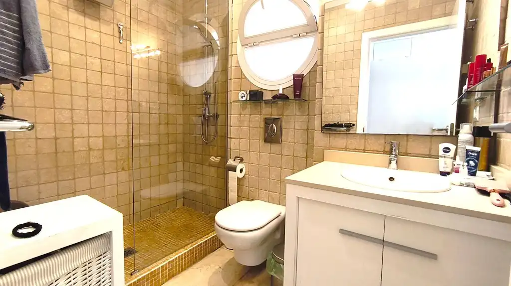 Badezimmer von Wohnungen zum Verkauf in Dénia mit Klimaanlage, Heizung und Privatgarten