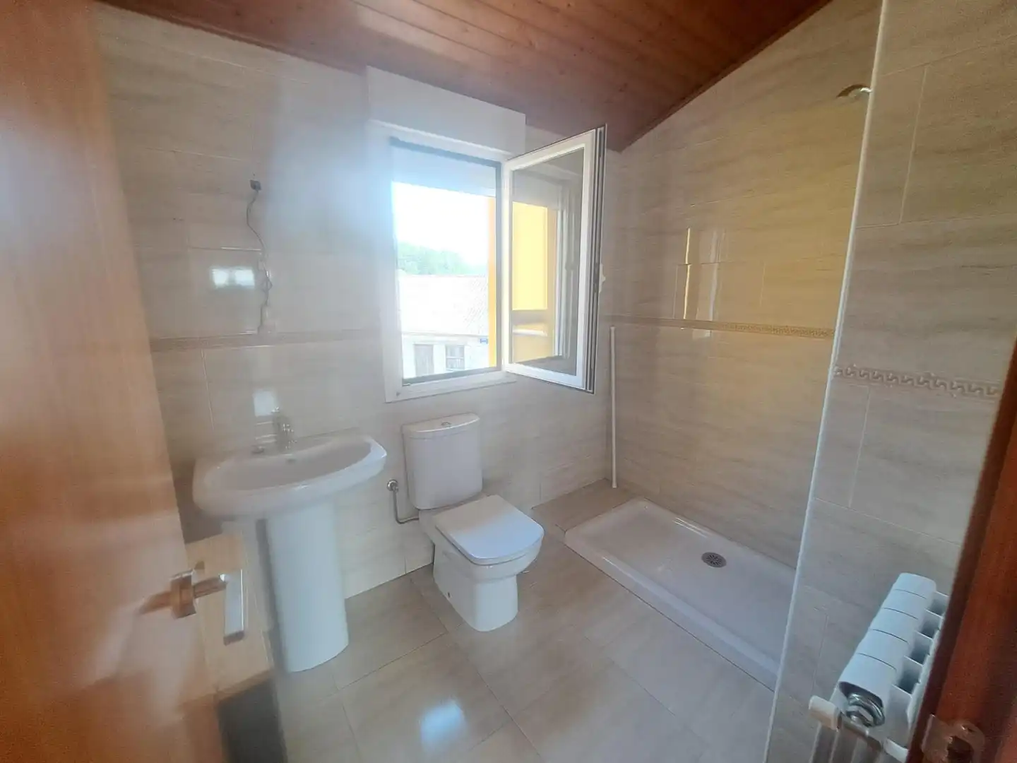 Baño de Casa adosada en venta en Bembibre con Calefacción, Terraza y Balcón
