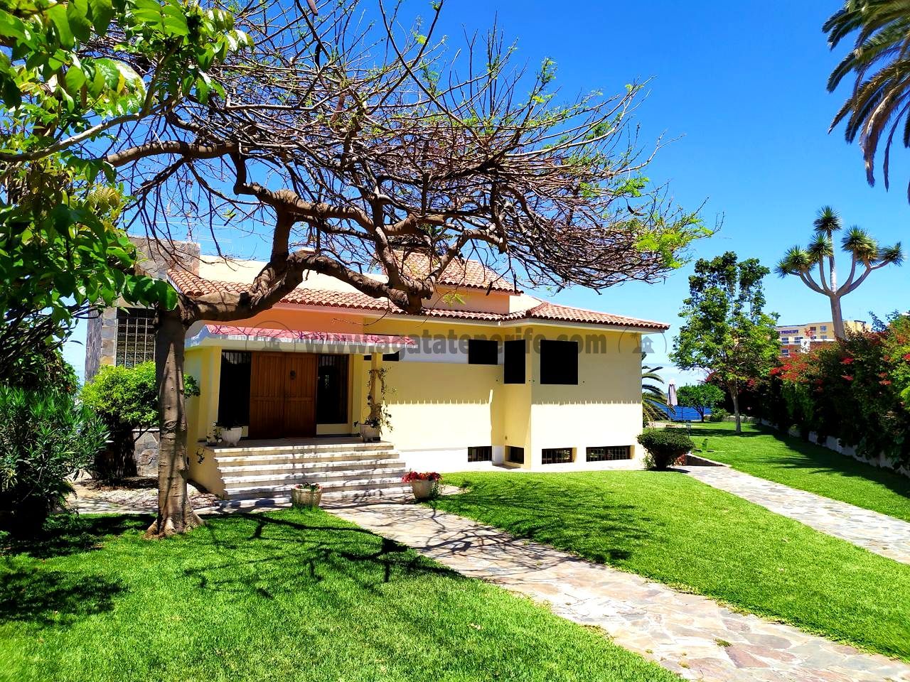 Vista exterior de Casa o xalet en venda en Puerto de la Cruz amb Jardí privat, Terrassa i Balcó