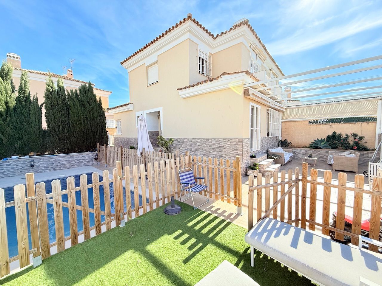 Vista exterior de Casa o xalet en venda en Vélez-Málaga amb Aire condicionat, Calefacció i Jardí privat