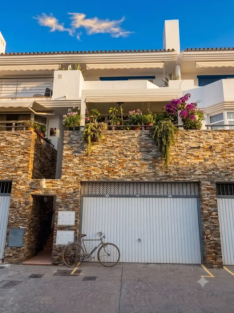 Vista exterior de Casa adosada en venda en Benalmádena amb Aire condicionat, Terrassa i Traster