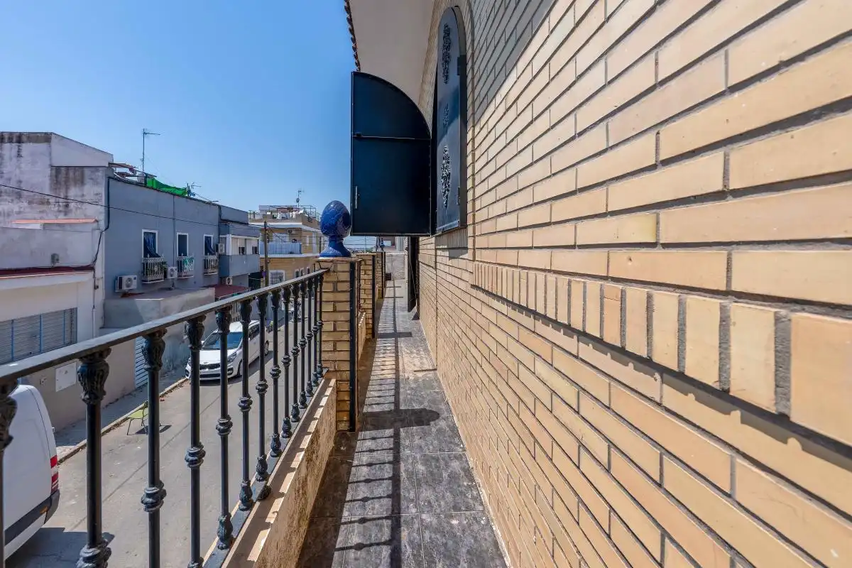 Vista exterior de Casa adosada en venda en Sevilla amb Calefacció