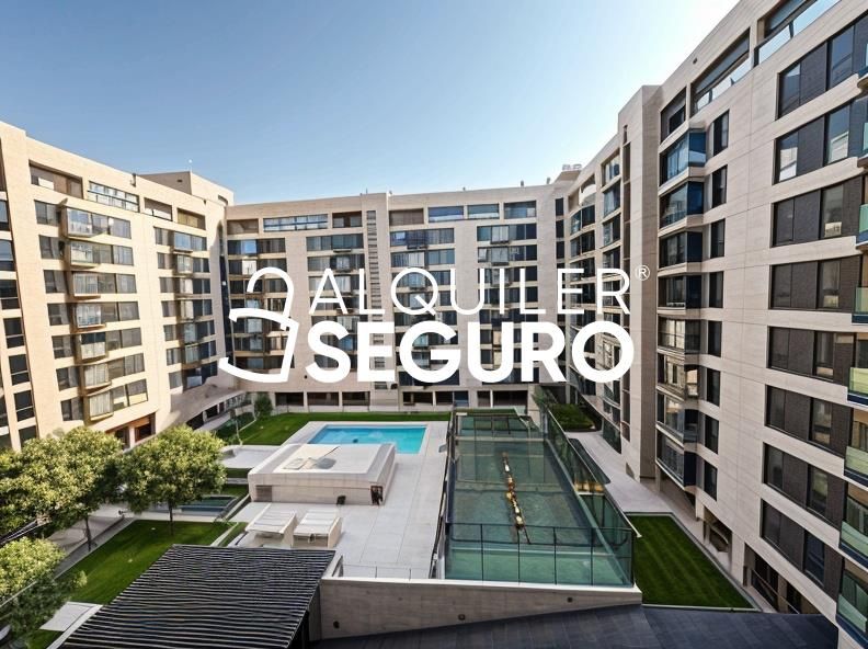Vista exterior de Piso de alquiler en  Madrid Capital con Aire acondicionado, Calefacción y Piscina
