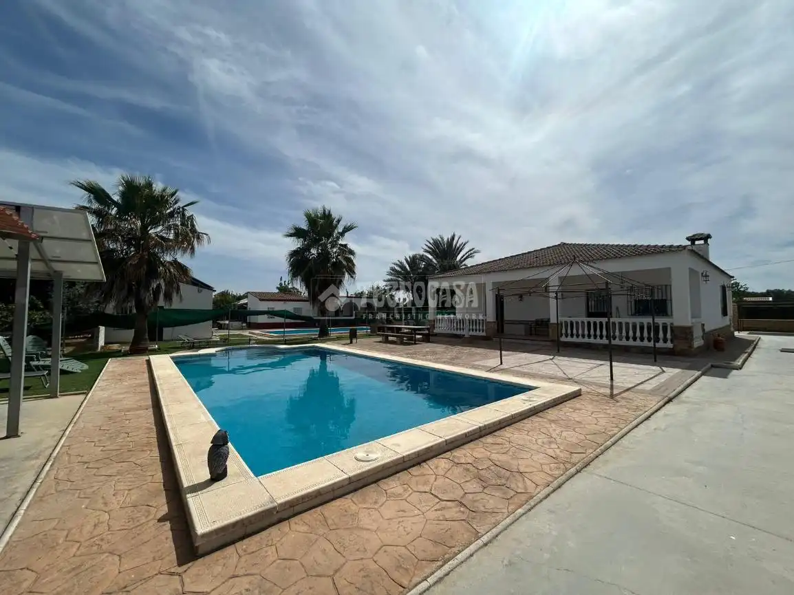 Vista exterior de Finca rústica en venta en Arahal con Aire acondicionado, Calefacción y Jardín privado