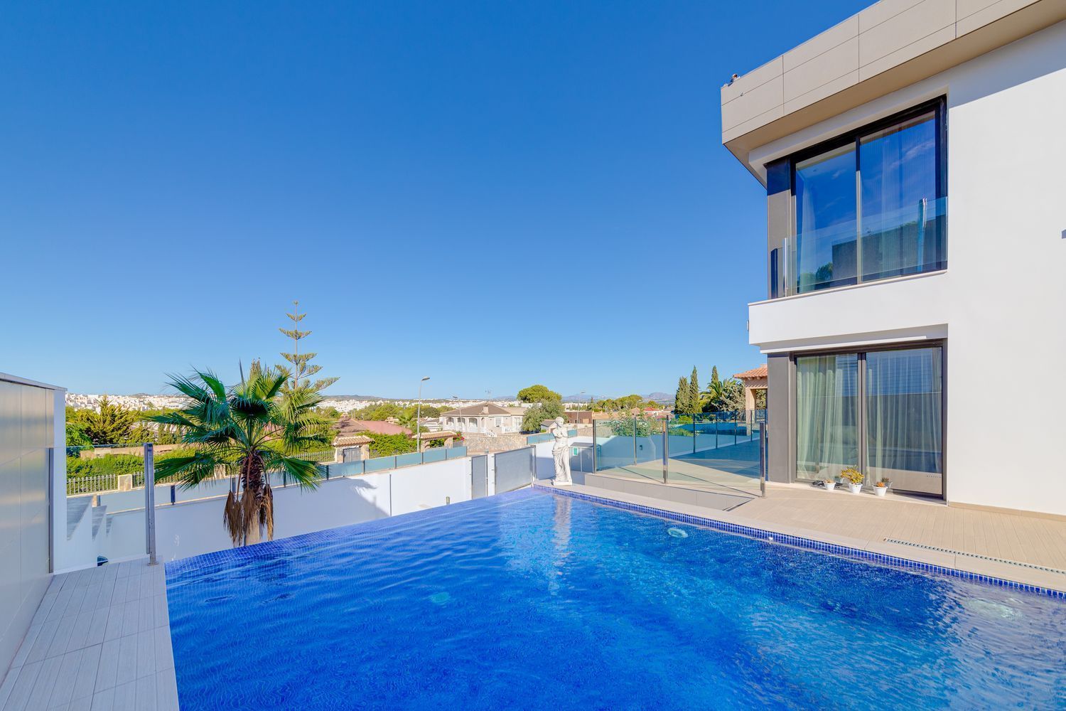 Swimming pool of House or chalet for sale in Torrevieja  with Air Conditioner, Heating and Private garden
