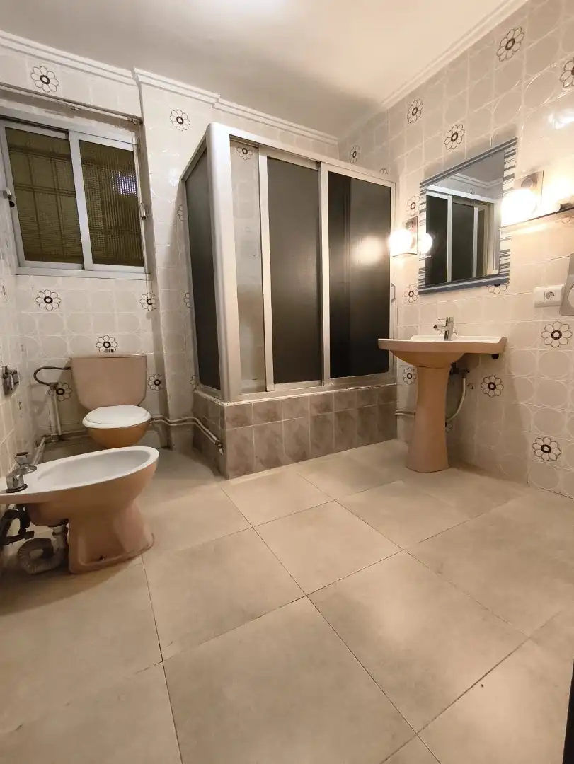 Badezimmer von Wohnung zum Verkauf in Valencia mit Abstellraum und Ofen