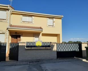 Vista exterior de Casa adosada en venda en Torrecilla del Pinar amb Terrassa