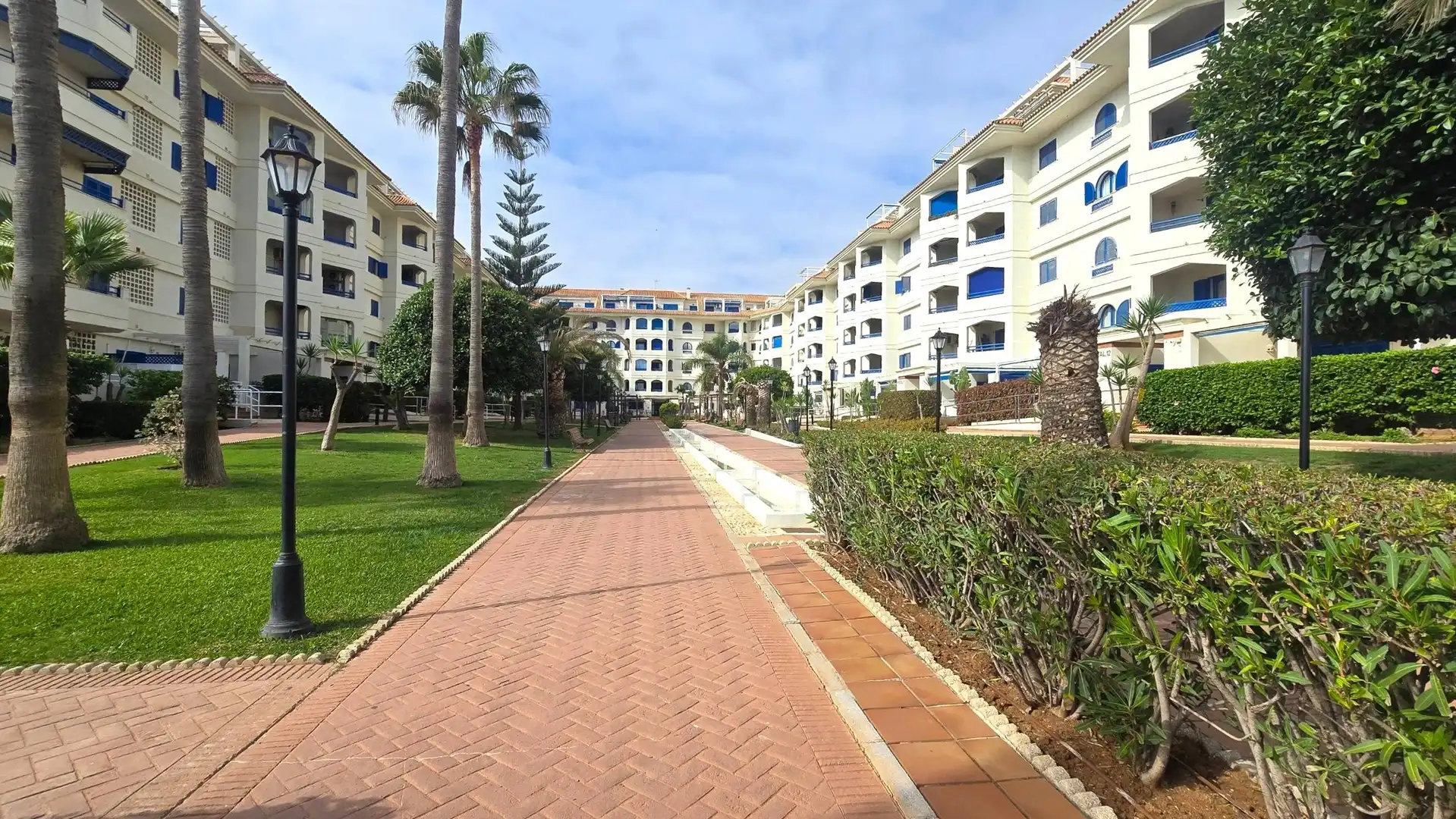 Außenansicht von Erdgeschoss zum Verkauf in Manilva mit Klimaanlage, Terrasse und Möbliert
