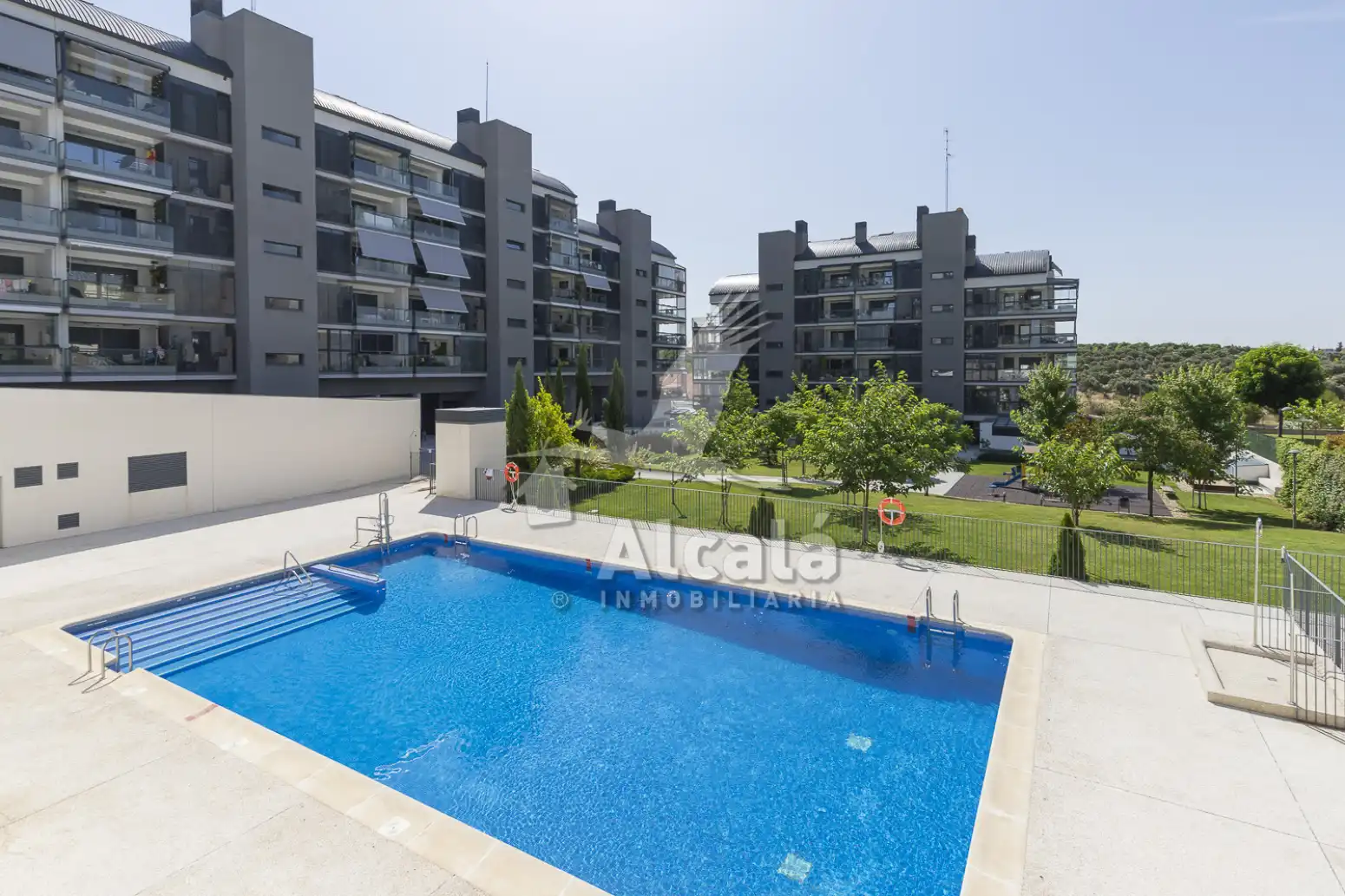 Vista exterior de Àtic en venda en Rivas-Vaciamadrid amb Aire condicionat, Calefacció i Jardí privat