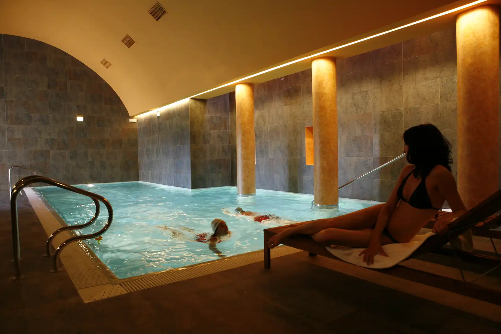 Piscina de Casa adosada en venta en Hoyos del Espino con Calefacción, Parquet y Jacuzzi