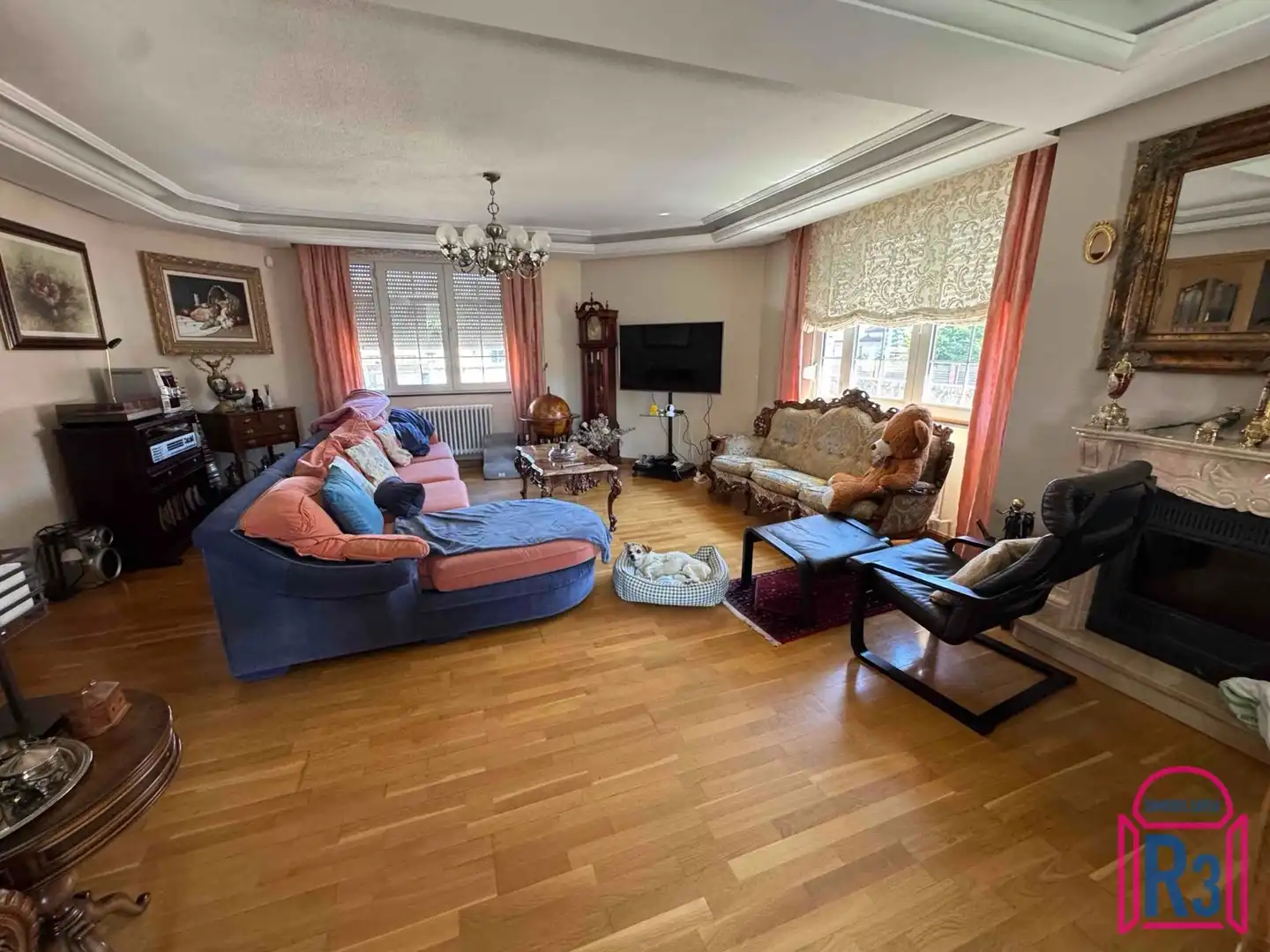 Sala d'estar de Casa adosada en venda en Villaquilambre amb Calefacció, Terrassa i Piscina