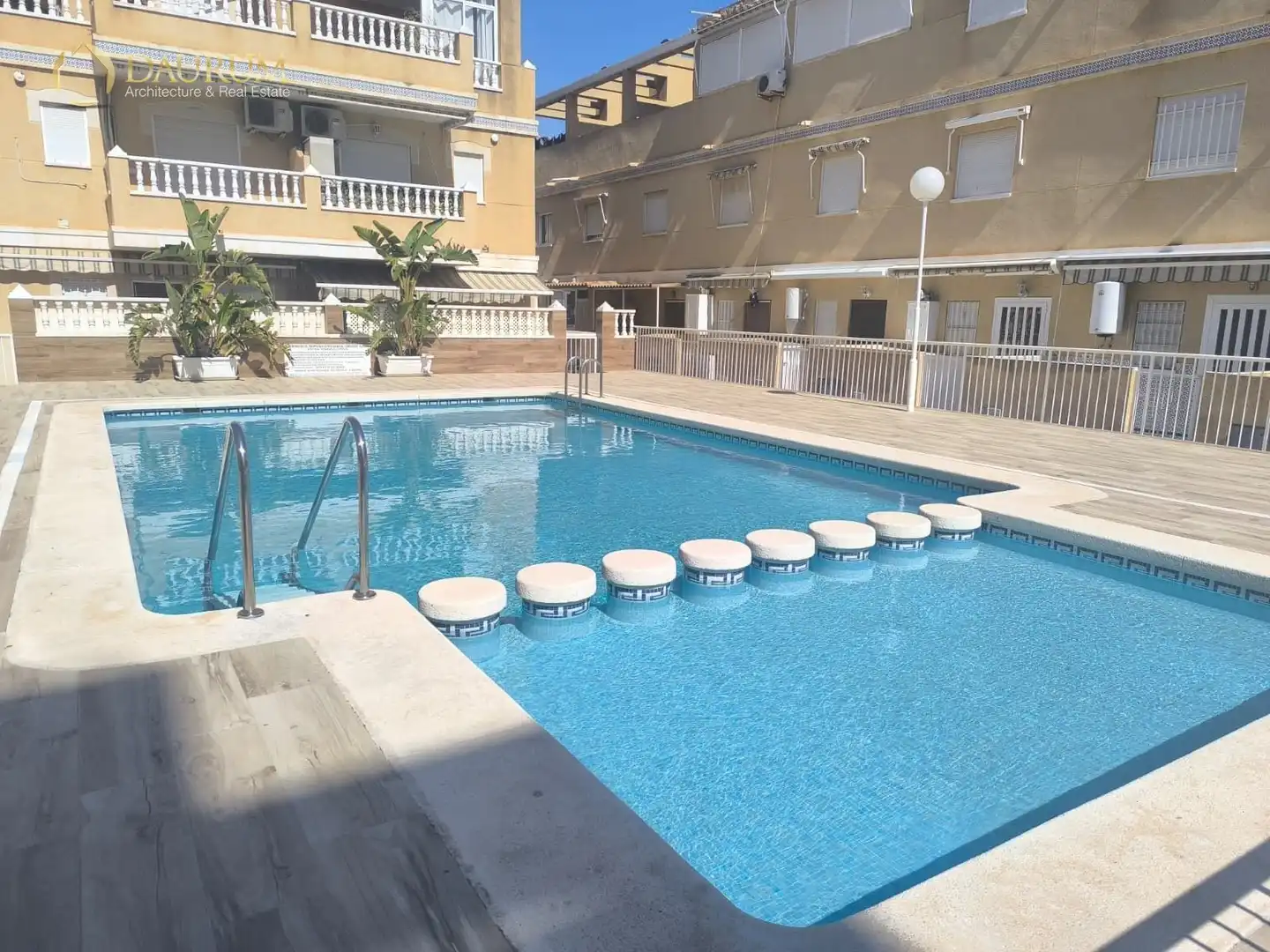 Schwimmbecken von Einfamilien-Reihenhaus zum Verkauf in Santa Pola mit Klimaanlage, Heizung und Privatgarten