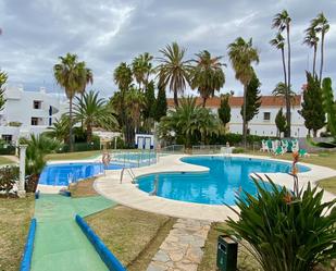 Schwimmbecken von Wohnung miete in Mijas mit Schwimmbad und Gemeinschaftspool