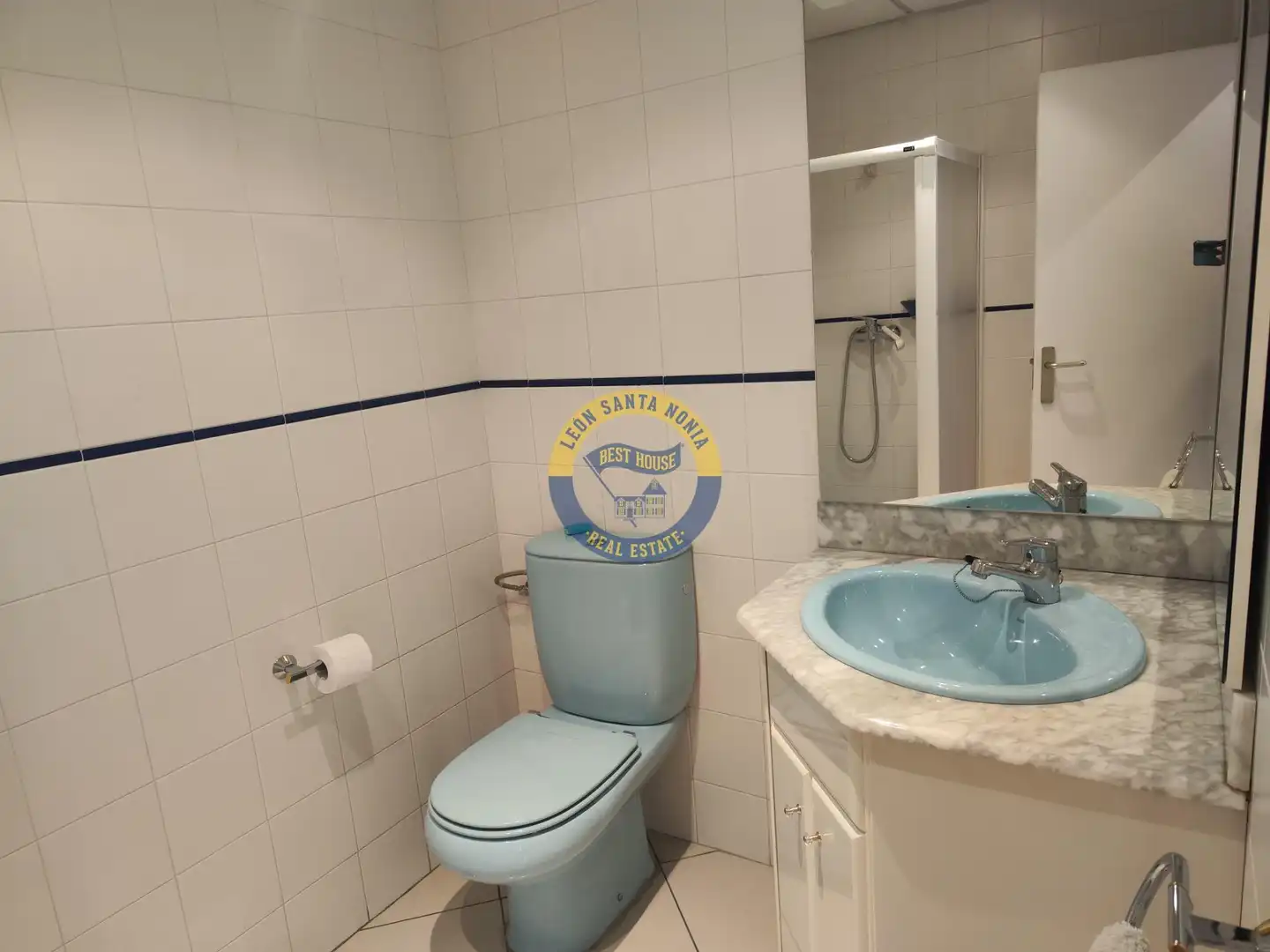 Baño de Oficina de alquiler en León Capital  con Calefacción y Amueblado