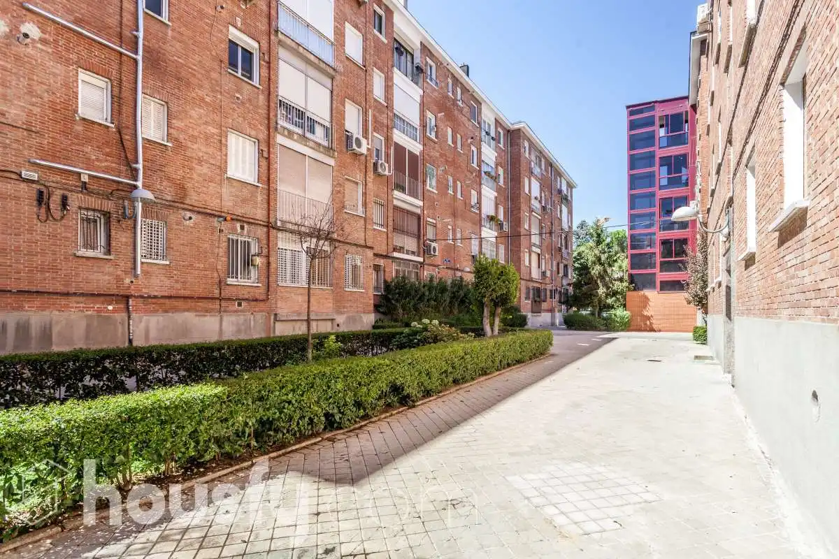 Vista exterior de Piso en venta en Madrid con Calefacción