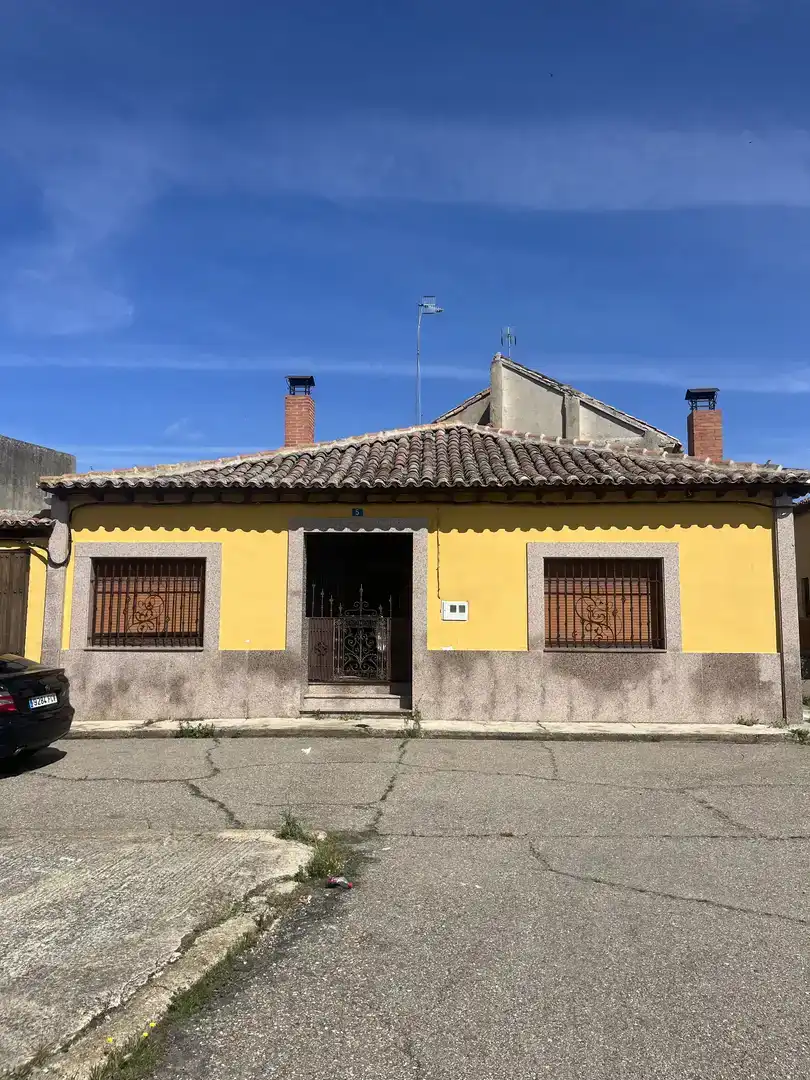 Vista exterior de Casa adosada en venta en Becilla de Valderaduey, Valladolid