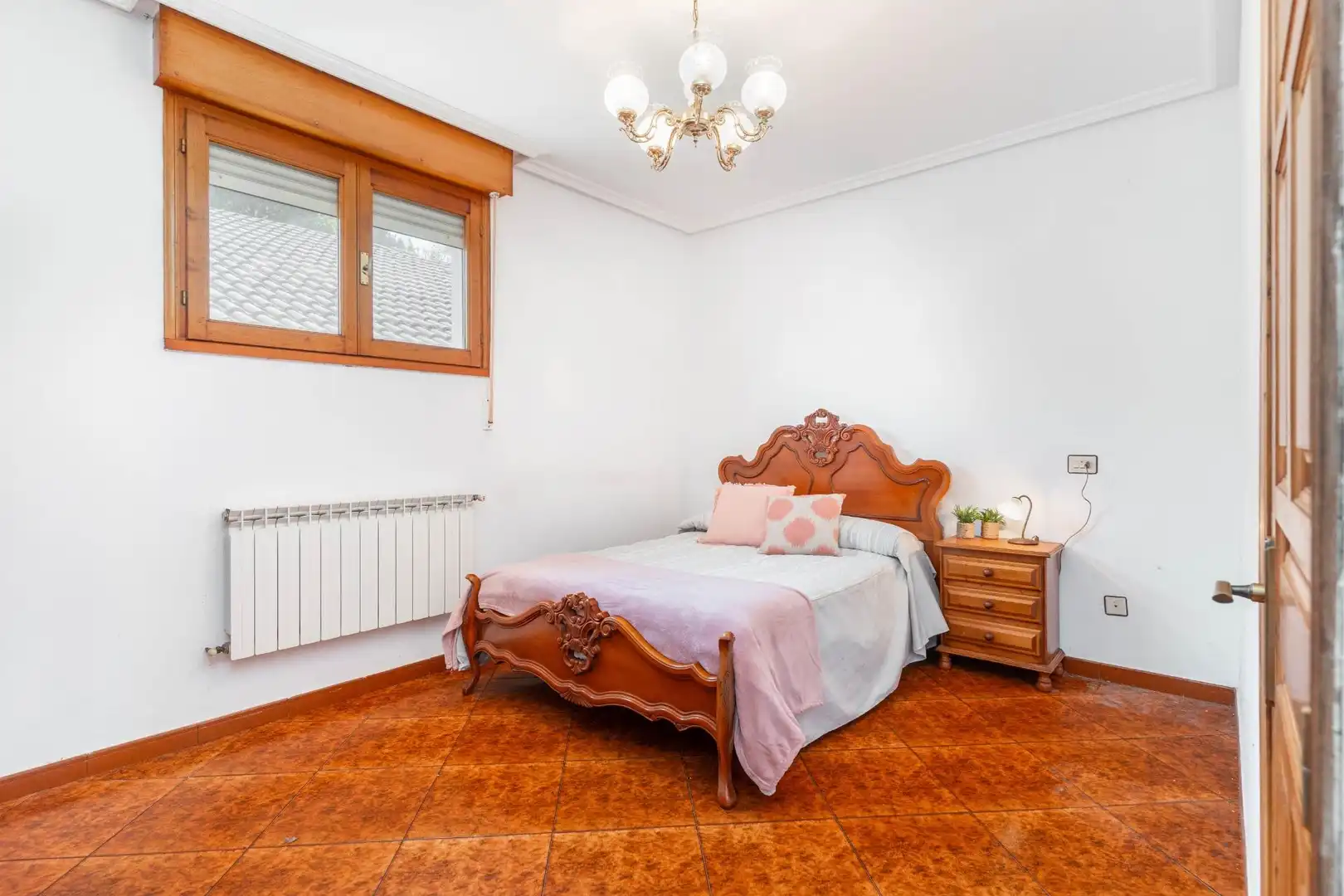 Dormitori de Casa o xalet en venda en Cangas del Narcea amb Calefacció, Terrassa i Moblat