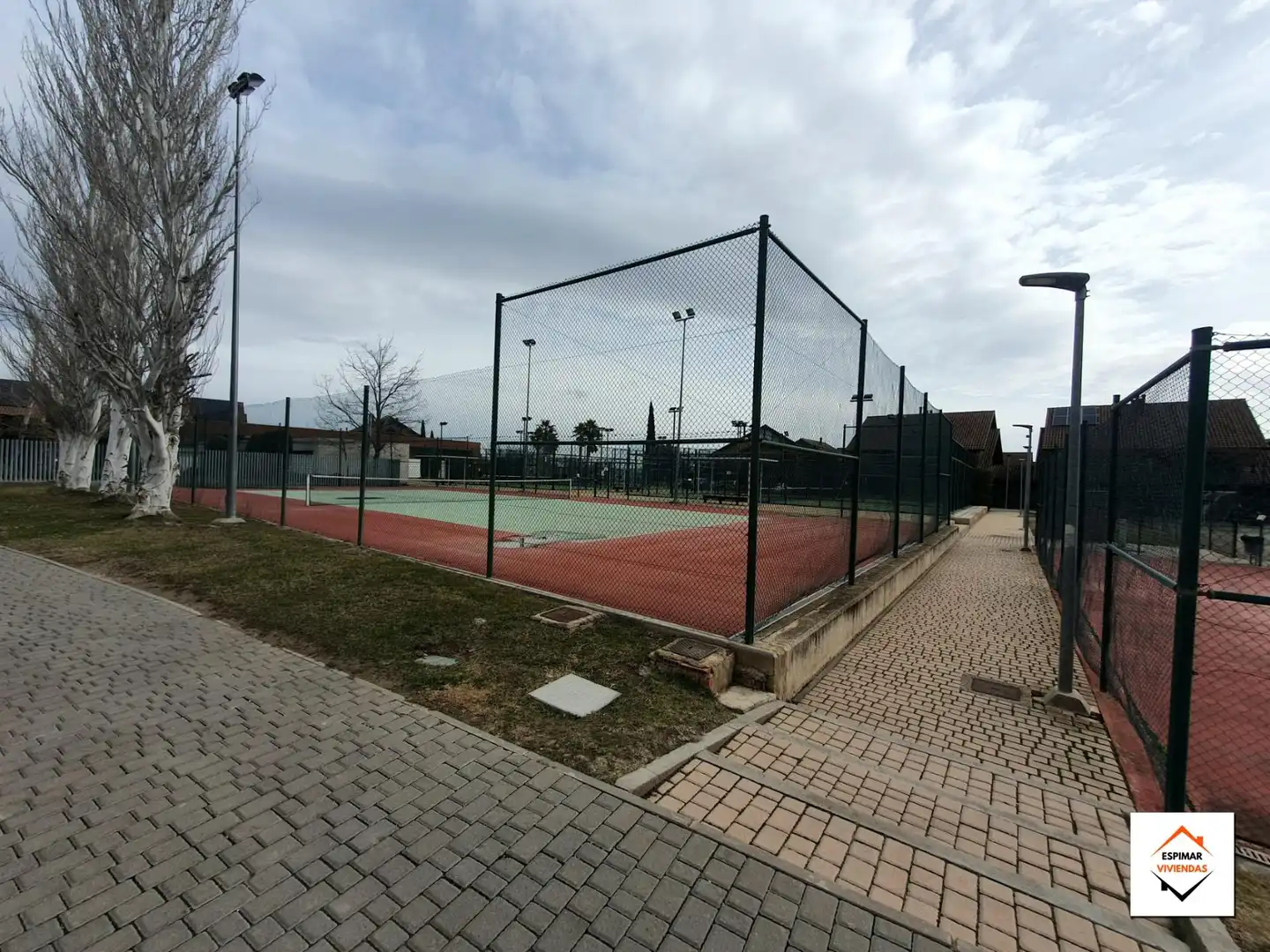 Parkplatz von Einfamilien-Reihenhaus zum Verkauf in Villanueva de Gállego mit Heizung, Privatgarten und Terrasse