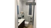 Bathroom of Flat to rent in  Madrid Capital  with Air Conditioner, Heating and Furnished