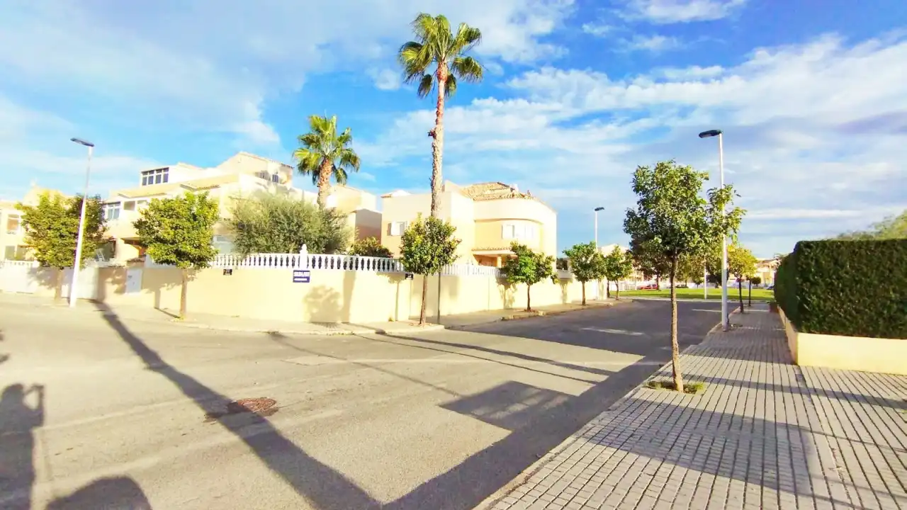 Vista exterior de Casa o xalet en venda en Torrevieja amb Piscina