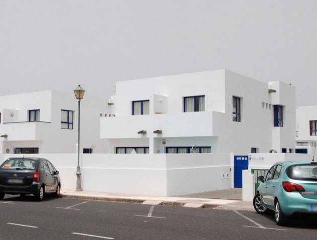 Casa adosada en Venta en C/La Calera -Residencial Puerto Rubi- en Playa Blanca