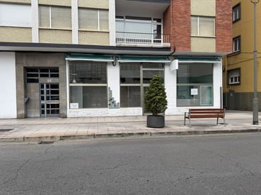 Locale commerciale in affitto a Calle José Cueto 44