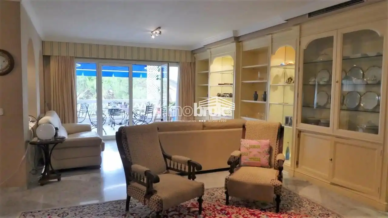 Wohnzimmer von Wohnung zur Miete in Marbella mit Klimaanlage, Terrasse und Schwimmbad