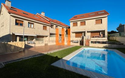 Vista exterior de Casa adosada en venda en Sanxenxo amb Calefacció, Parquet i Terrassa