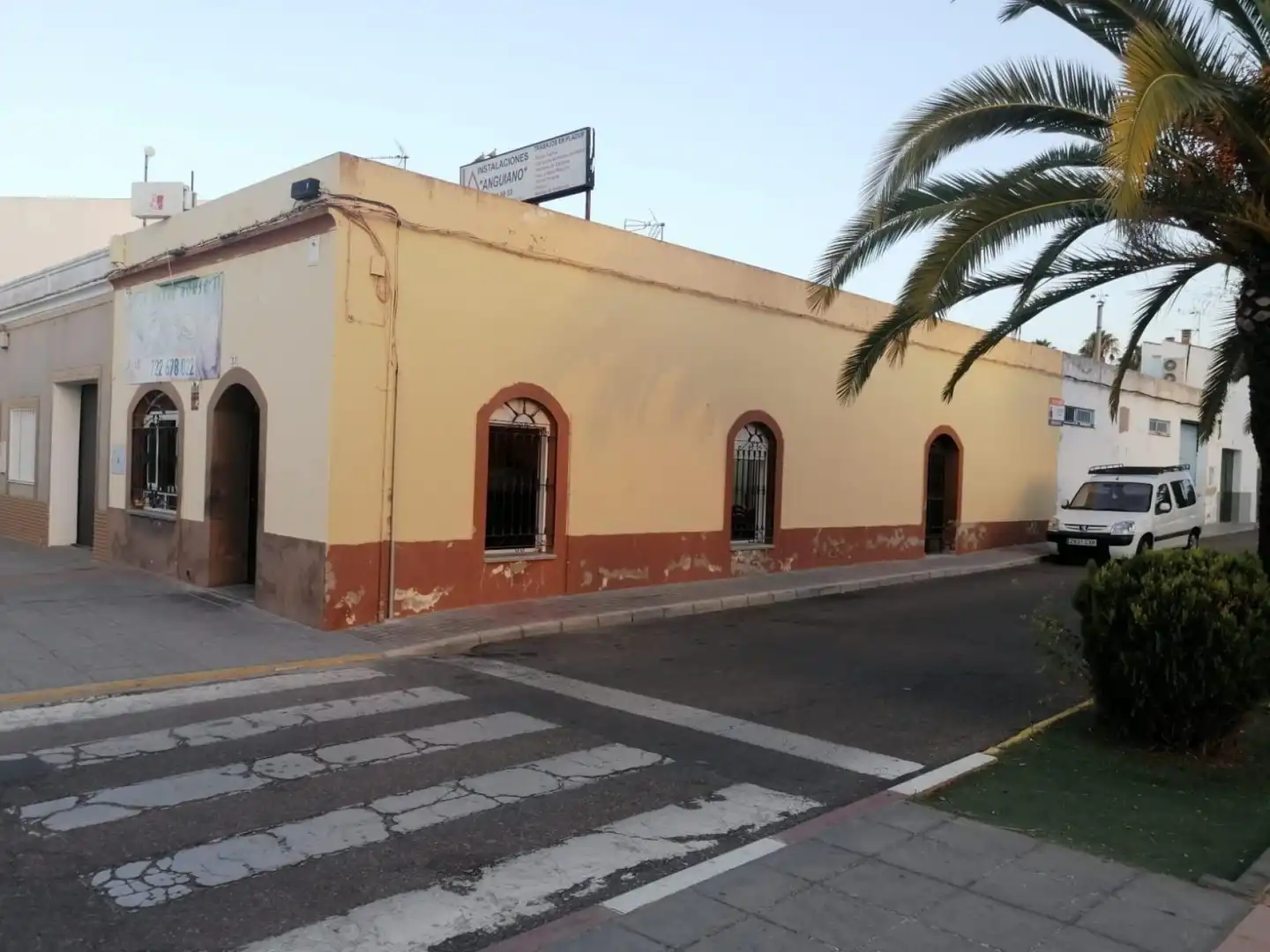 Vista exterior de Local en venda en Puebla de la Calzada amb Calefacció