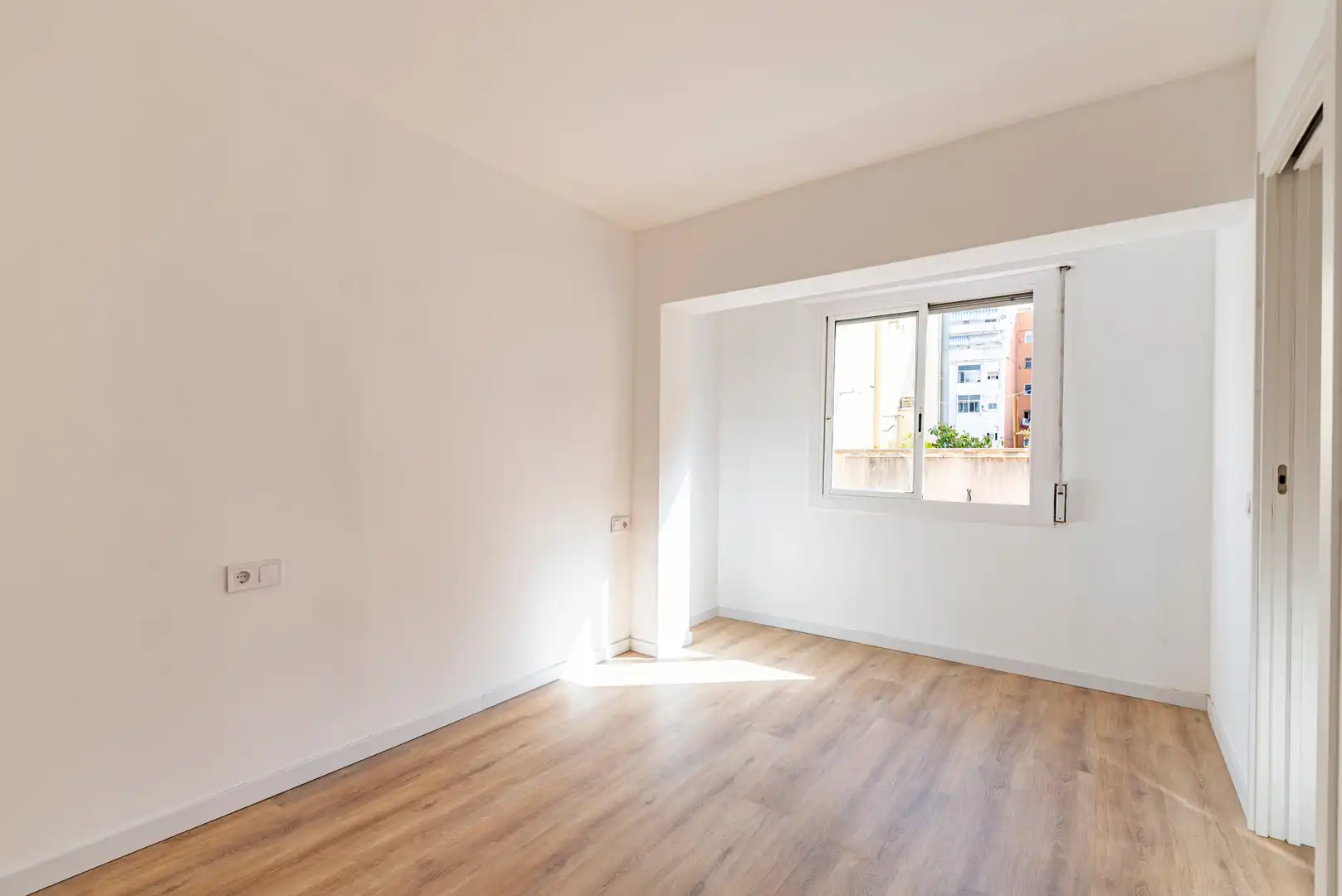 Bedroom of Flat for sale in L'Hospitalet de Llobregat  with Air Conditioner, Heating and Parquet flooring