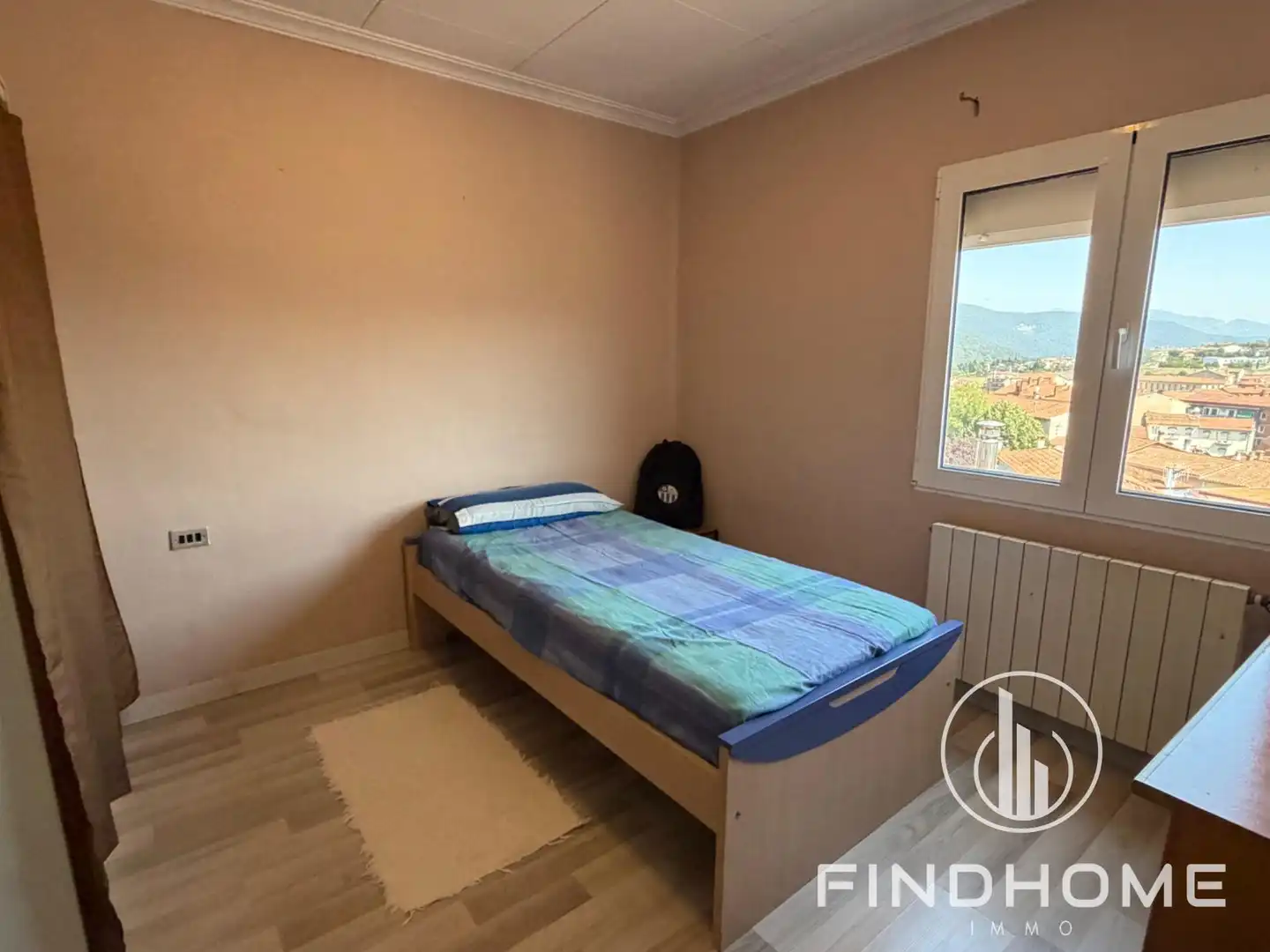 Habitación de Casa adosada en venta en Olot con Calefacción y Trastero