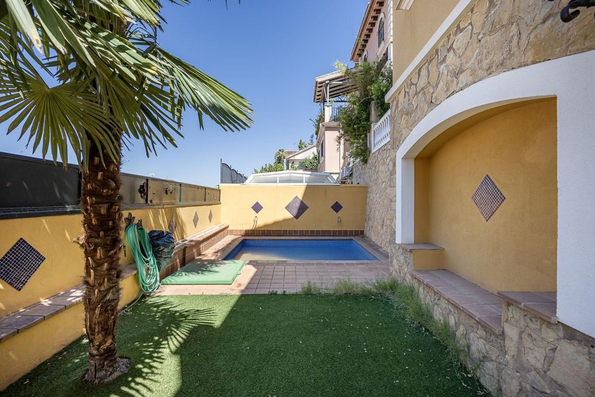 Swimming pool of House or chalet for sale in  Granada Capital  with Air Conditioner, Heating and Private garden
