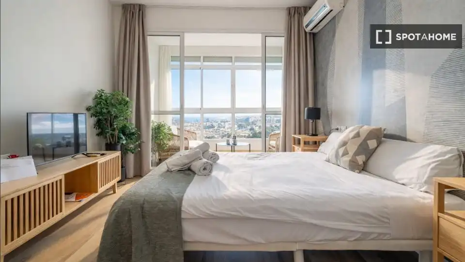 Habitación de Estudio para compartir en Torremolinos con Aire acondicionado, Terraza y Amueblado