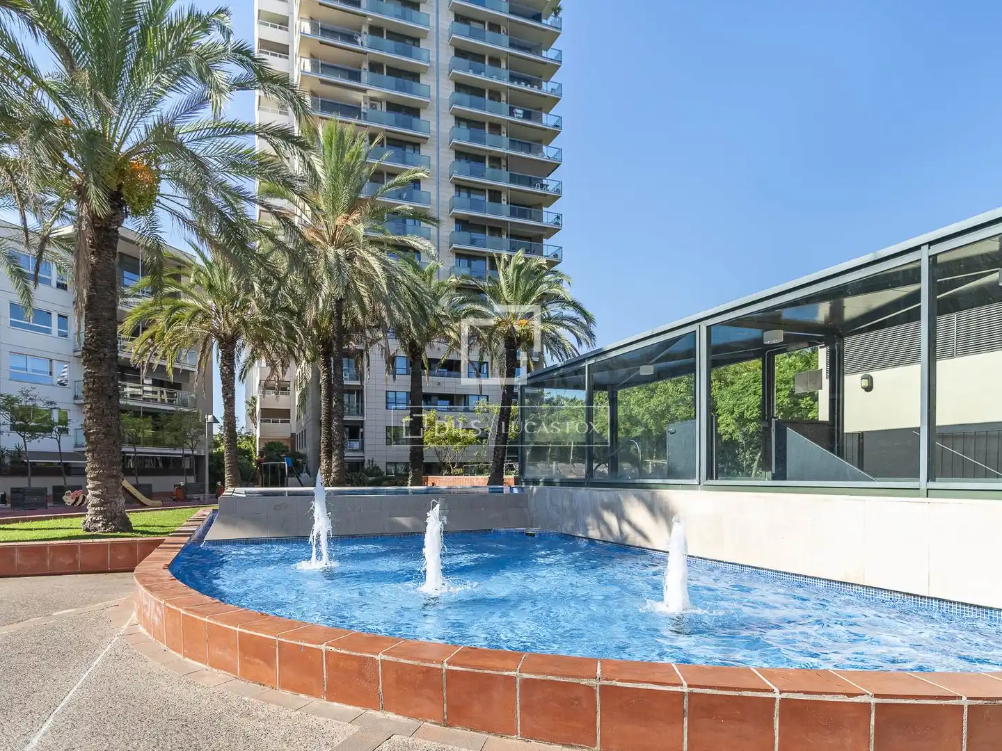 Schwimmbecken von Wohnung zum Verkauf in Barcelona mit Klimaanlage, Heizung und Privatgarten