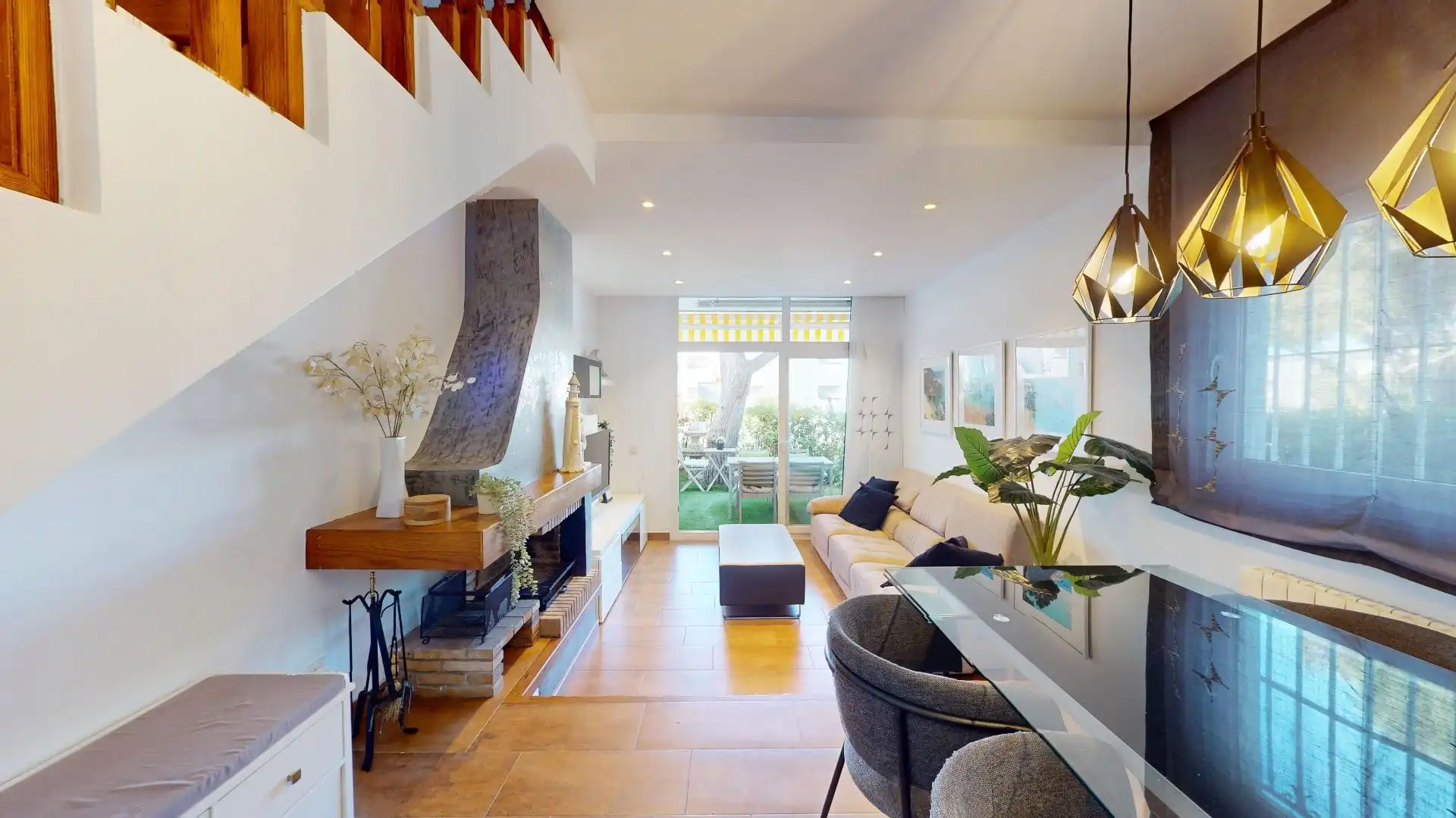 Sala de estar de Casa adosada en venta en Castell d'Aro, Platja d'Aro i s'Agaró con Aire acondicionado, Calefacción y Jardín privado