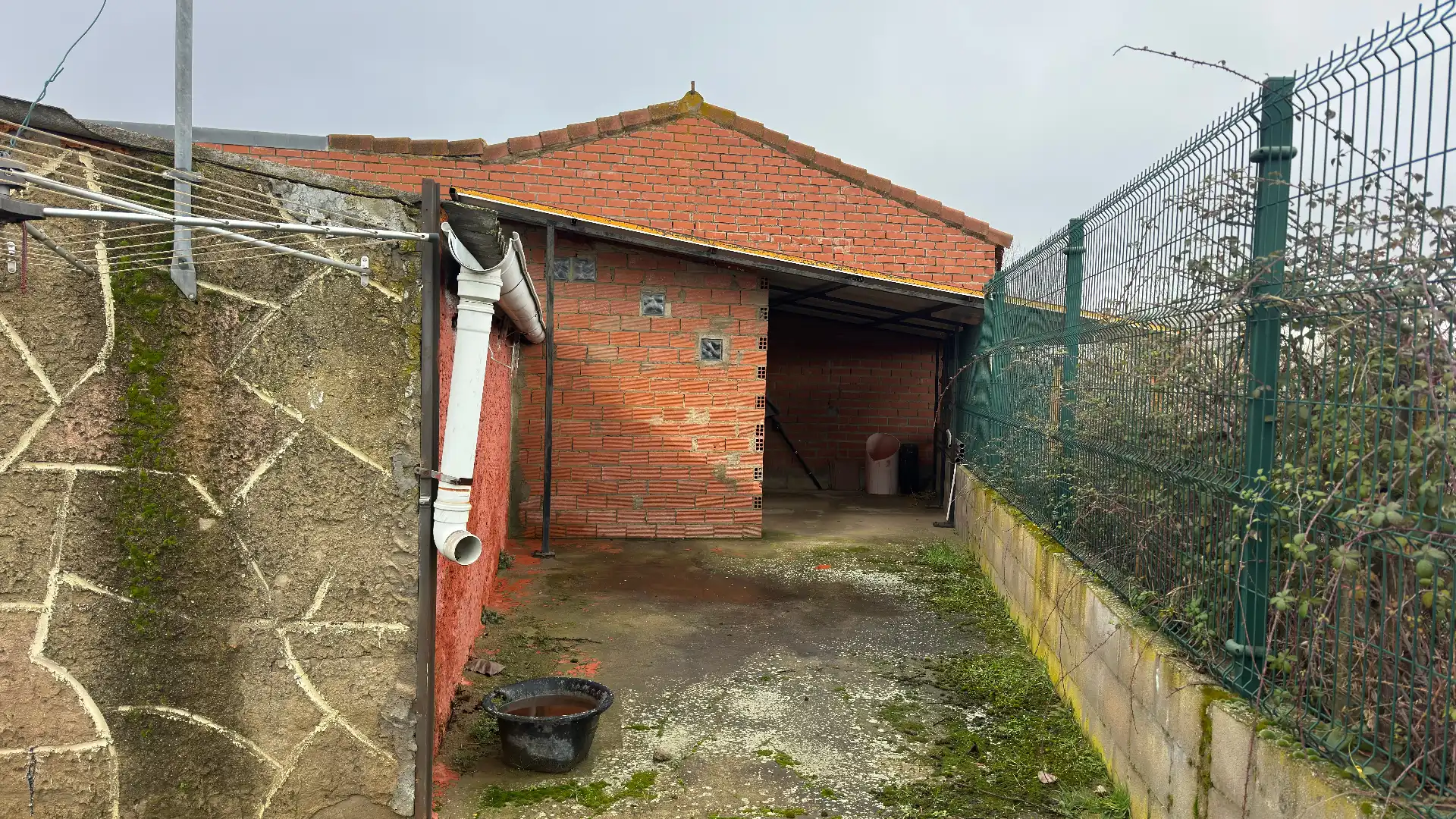 Aparcament de Casa o xalet en venda en Santas Martas amb Aire condicionat, Calefacció i Jardí privat